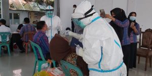 Nampak pegawai lingkup Pemkot sedang menjalani Swab Test, Kamis, 17 September 2020. (F-Istimewa)