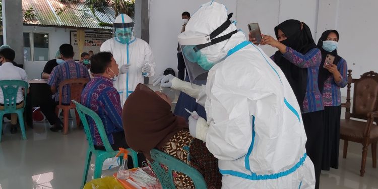 Nampak pegawai lingkup Pemkot sedang menjalani Swab Test, Kamis, 17 September 2020. (F-Istimewa)
